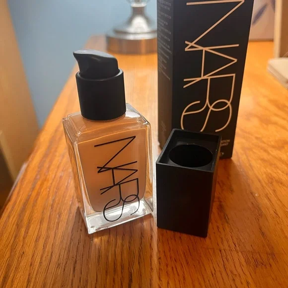 NARS Light Reflecting Foundation - Shade Yukon 2.5 - Picture 2 of 5
